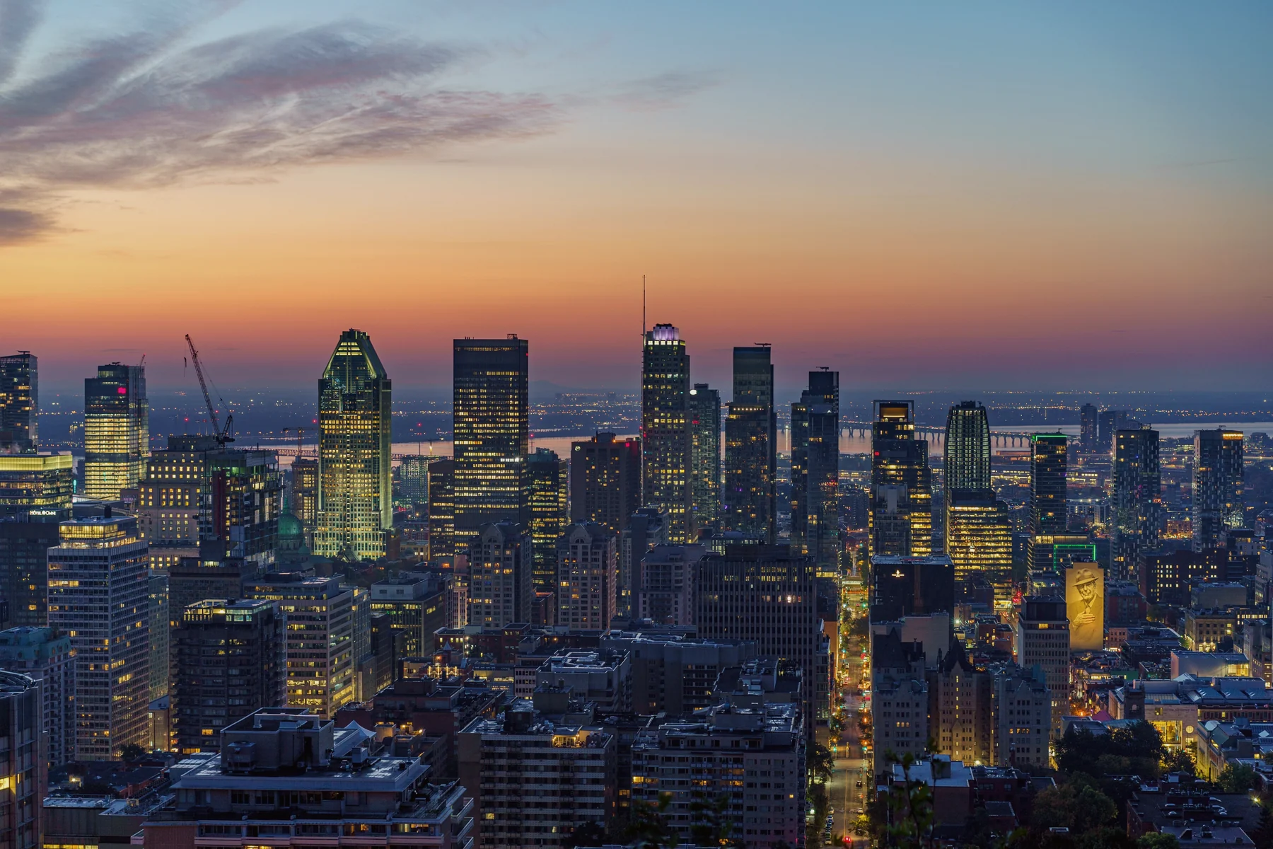 Montréal skyline at golden hour